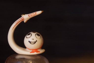 Porselen heykelcik, siyah üzerine izole edilmiş uydutasvirleri. Retro Sputnik Uydu Vintage tarzı Sputnik yakın çekim. Uzay teknolojisinin öncüsü.  