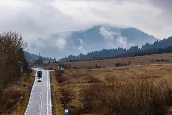 Autos Auf Einer Kurvenreichen Bergstraße Einem Kleinen Dorf Die Gipfel — Stockfoto