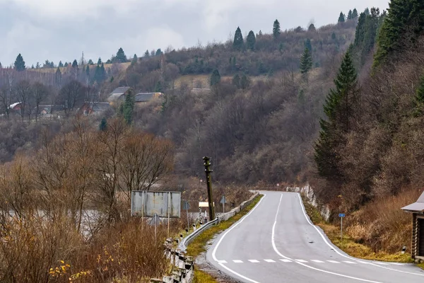 Menschenleere Straße Den Bergen Die Gipfel Der Hohen Berge Sind — Stockfoto