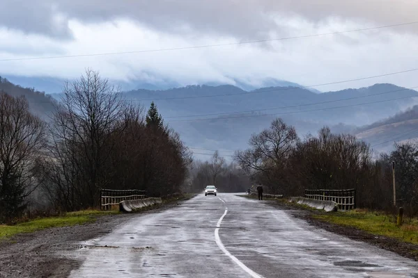 Gebirgsstraße Auf Der Ein Auto Fährt Schlaglöcher Auf Der Straße — Stockfoto