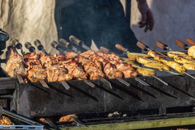 Sağlıklı yemekleri olan bir açık büfe. Izgara sebze, balık ve et. Yemek pazarında, festivalde, etkinlikte. Farklı lezzetli et türleri. Açık Mutfak.