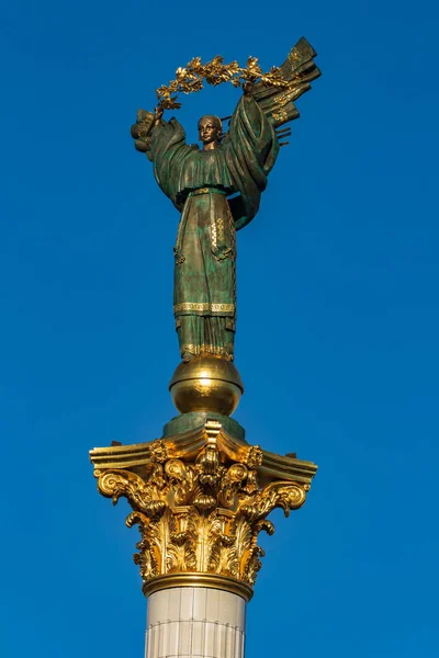 位于基辅Maidan Nezalezhnosti独立纪念碑顶部的Berehynia雕像 在明亮的蓝天下看到一片碎片 乌克兰 — 图库照片