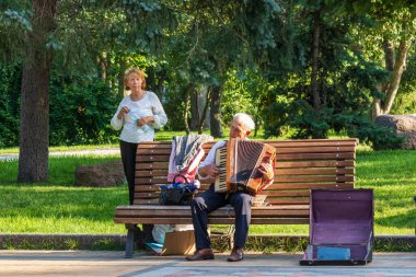 Kyiv Ukrayna - 27 Temmuz 2019: Bilinmeyen yaşlı bir müzisyen Kyiv 'in merkezinde bir müzik aleti çalıyor. Sokak kültürü. Açık havada. Yakın plan..