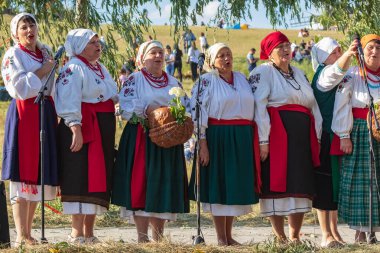 Kiev, Ukrayna - 6 Temmuz 2019: İvan Kupala'nın geleneksel geleneksel Slav tatili büyük bir alanda açık havada. Yaz ortası günü. Halk sanatçıları ulusal kostümler içinde performans sergiliyorlar. Toplu kutlamalar.