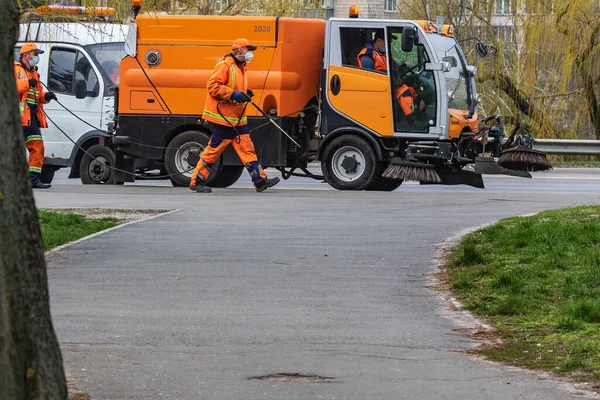 Kiev Ucrania Marzo 2020 Los Trabajadores Rocían Desinfectante Como Parte — Foto de Stock