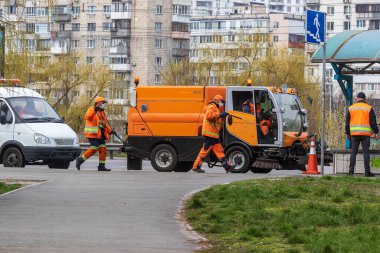 Kyiv Ukrayna - 28 Mart 2020: İşçiler COVID-19, Coronavirus romanının yayılmasına karşı önleyici tedbirler kapsamında dezenfektan püskürtüyor. Coronavirüs 'e karşı dezenfekte.
