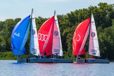 Kyiv Ukrayna, Dinyeper Nehri 25 Ağustos 2019. İnsanlar Yat Kulübü 'nde kiralanan yatlarda yelken açarlar. Orada insanlar yat kiralayabilir ve sürüş dersleri alabilirler. Kırmızı, beyaz, mavi yelkenli beyaz yatlar.