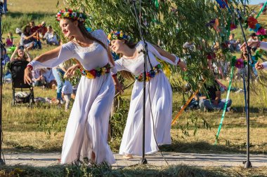 Kiev, Ukrayna - 6 Temmuz 2019: İvan Kupala'nın geleneksel geleneksel Slav tatili büyük bir alanda açık havada. Yaz ortası günü. Halk sanatçıları ulusal kostümler içinde performans sergiliyorlar. Toplu kutlamalar.