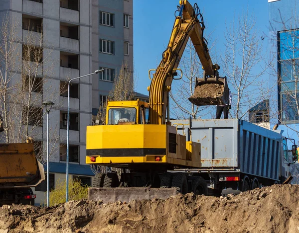 Carregador Escavadeira Caminhão Basculante Durante Trabalhos Terraplenagem Canteiro Obras Carregar — Fotografia de Stock