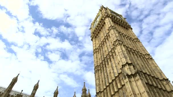 Londres Inglaterra Big Ben Relógio Face Timelapse Céu Azul Nuvem Casas do Parlamento — Vídeo de Stock