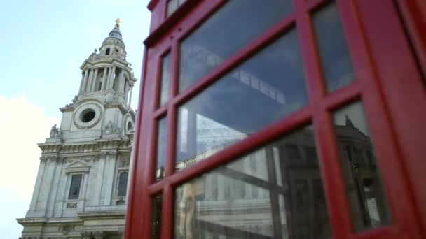 St Pauls Cathedral, röd telefon i rutan röd buss, London England — Stockvideo