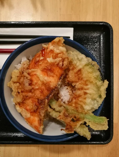 Placa de comida frita japonesa de salmón y verduras de vista superior —  Fotos de Stock