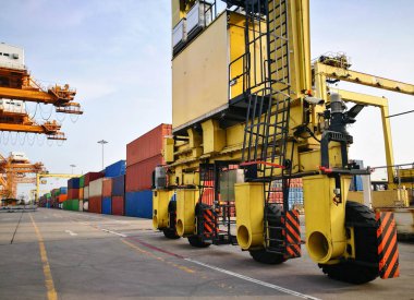 Tekerlek yakın Kauçuk Sanayi bağlantı noktasında Portal vinçler (Rtg) çalıştı