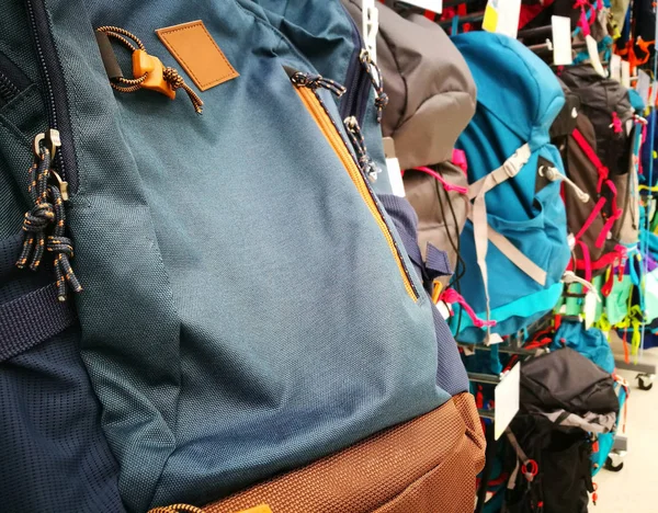 Bolsas y mochilas en diferentes tipos y colores en la tienda —  Fotos de Stock