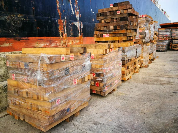 Almacén de material de madera en el área industrial. Puertos —  Fotos de Stock