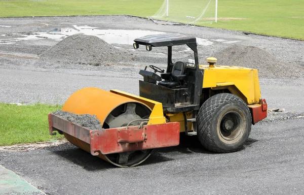 Compactador de solo durante o trabalho de construção — Fotografia de Stock