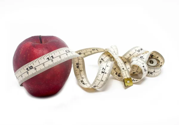 흰색 배경에 고립 된 빨간 사과 측정 테이프. — 스톡 사진