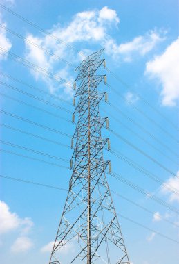  Yüksek gerilim kutup mavi gökyüzü arka plan ile