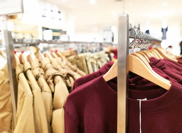 Ropa colgando en la barandilla, mostrando tamaño —  Fotos de Stock