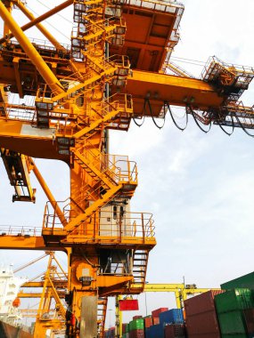 Portainer yükleme ve boşaltma gelen konteyner gemisi için