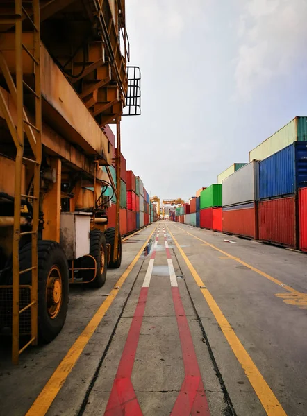 Крупногабаритные каучуковые краны (RTG) в промышленном порту — стоковое фото