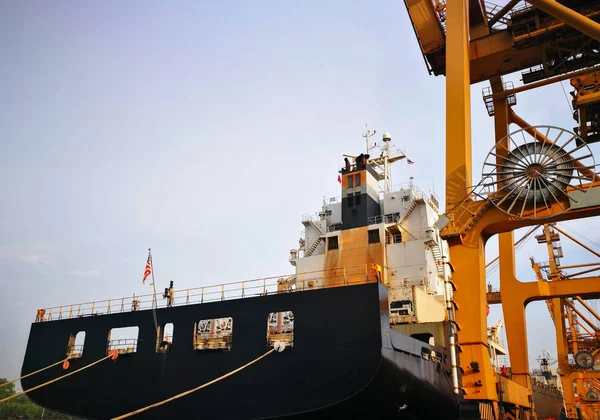 Portainer voor het laden en verwijderen van containerschip — Stockfoto