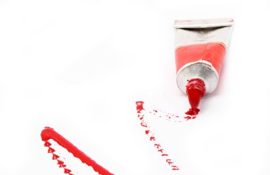 Kırmızı su renk boya Oin beyaz arka plan izole