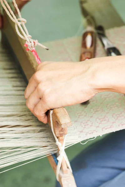 Primer plano de asiático hombre mano tejiendo — Foto de Stock