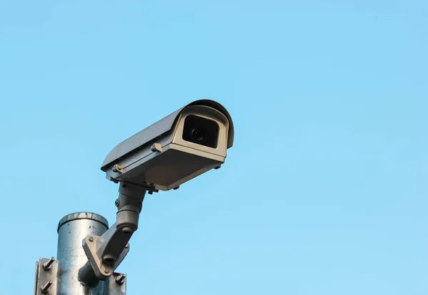 CCTV, bewakingscamera In de stad op de blauwe hemelachtergrond. — Stockfoto