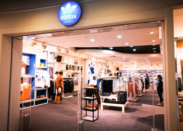 Adidas Originals Tienda en Tailandia . —  Fotos de Stock