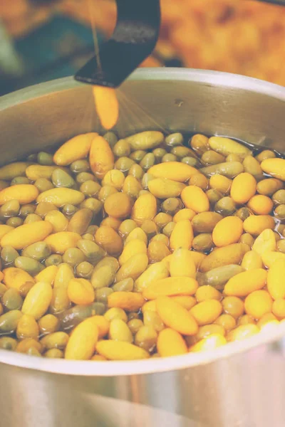 Koza kaynar su ile tedavi bir ipek hazırlamak için