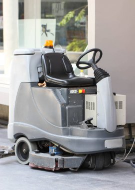 Boş otomatik Scrubber makine büyük direğin park etmiş