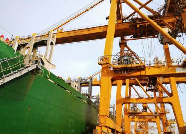 Portainer yükleme ve boşaltma gelen konteyner gemisi için