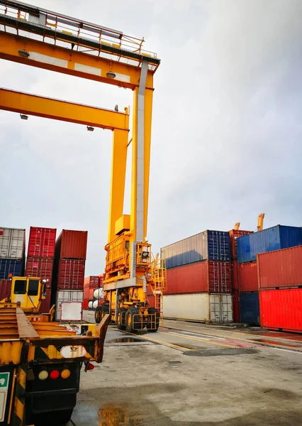 Grúas de pórtico de goma tratada (RTG) en puerto industrial —  Fotos de Stock