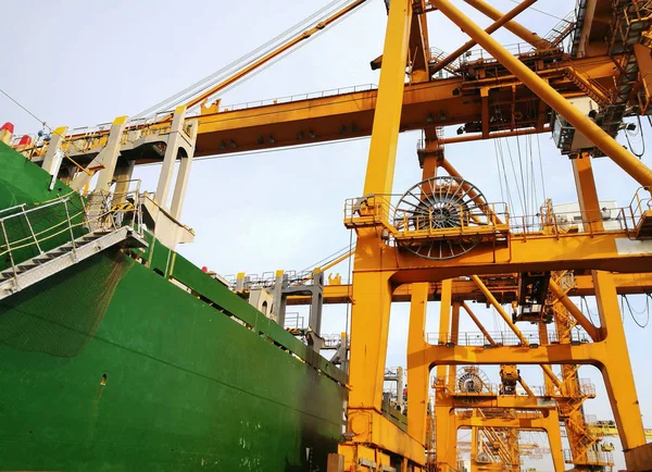 Portainer para carga e descarga do navio do recipiente — Fotografia de Stock