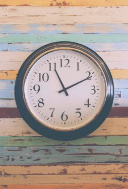 ahşap zemin üzerinde duvar saati