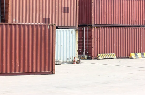 Производственная контейнерная верфь для логистического импорта — стоковое фото