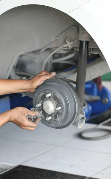 Tot vaststelling van de remmen van een auto In Auto monteur Shop — Stockfoto