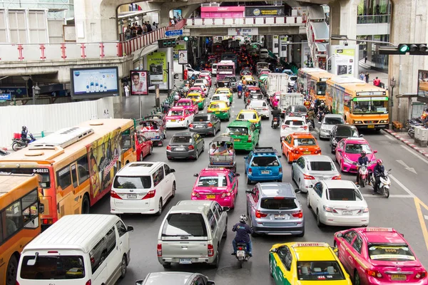 Bangkok, Thajsko - 18 červenec 2017: Dopravní zácpa na náměstí Siam, Bangkok Thajsko. — Stock fotografie