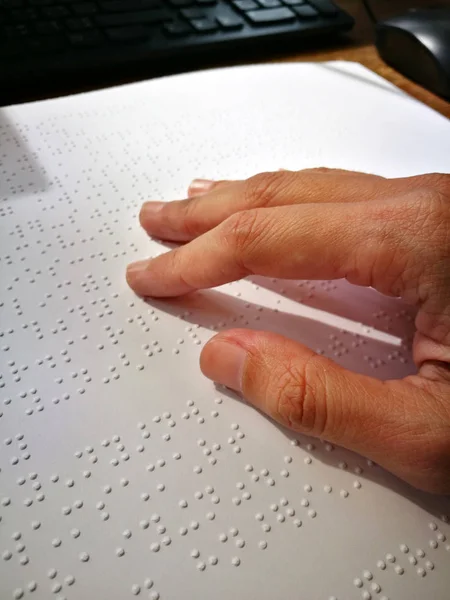 Slepá žena číst knihy v Braillově písmu. Detailní záběr dotykem prstu do Braillova písma kód — Stock fotografie