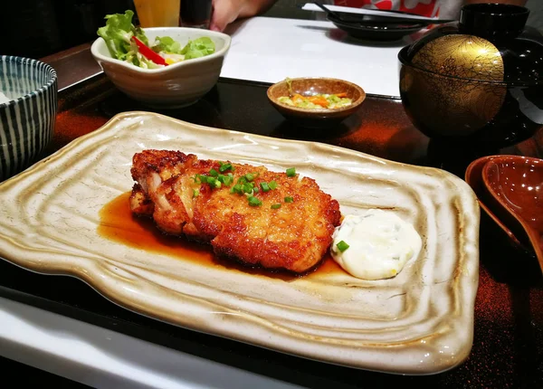 Krokant gebakken kip met tartaarsaus Japans eten — Stockfoto