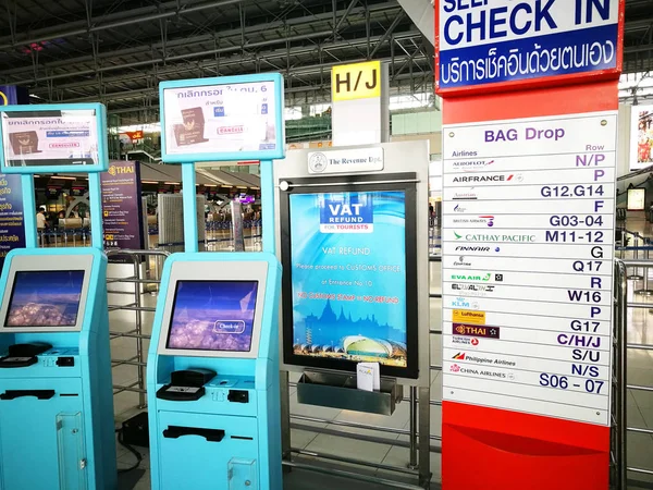 Zelf incheckautomaten op de luchthaven. — Stockfoto