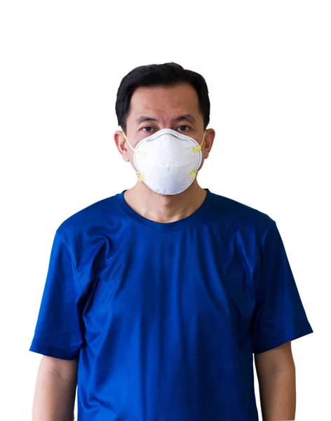 アジア系男性は医療用マスクN95を着用する 世界中に広がっているウイルスを防ぐために 白い背景に隔離されています — ストック写真