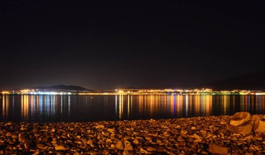 gece şehir ve deniz 