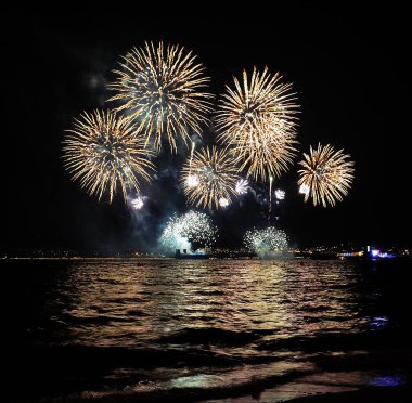 Gece deniz ve havai fişek 