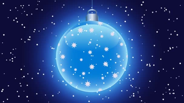 Brilhando bola de Natal azul no fundo escuro, com neve caindo em primeiro plano — Vídeo de Stock