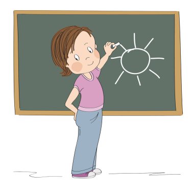 Tahtanın önünde duran tatlı küçük kız, tebeşirle güneşi çiziyor.