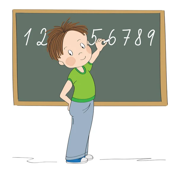 Roztomilý chlapeček stojí před tabulí a píše čísla křídou. — Stockový vektor