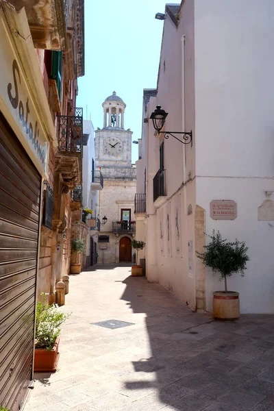 Strada nella città di Locorotondo, Italia, regione Puglia — Foto Stock