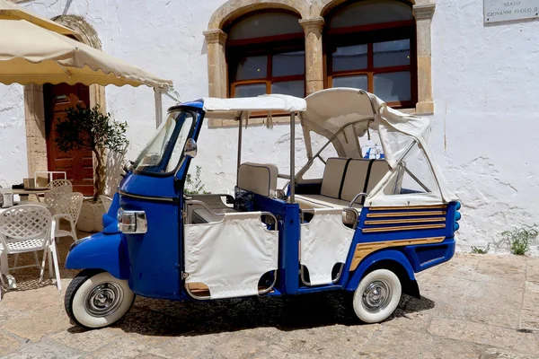 Tuk-tuk, coche pequeño utilizado principalmente para los turistas, de pie en la calle de Ostuni —  Fotos de Stock
